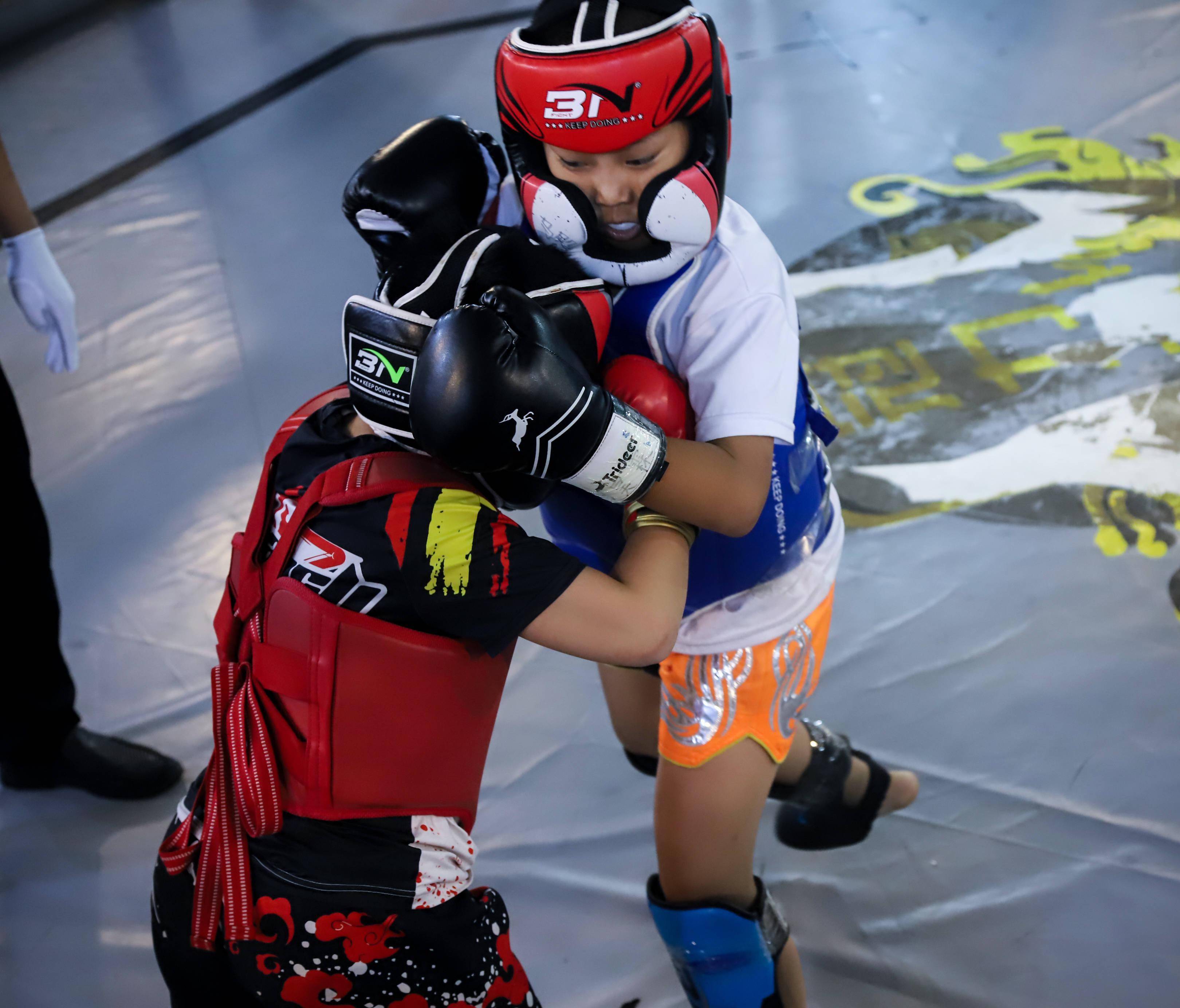 激烈角逐中，一方不屈不挠获胜的简单介绍