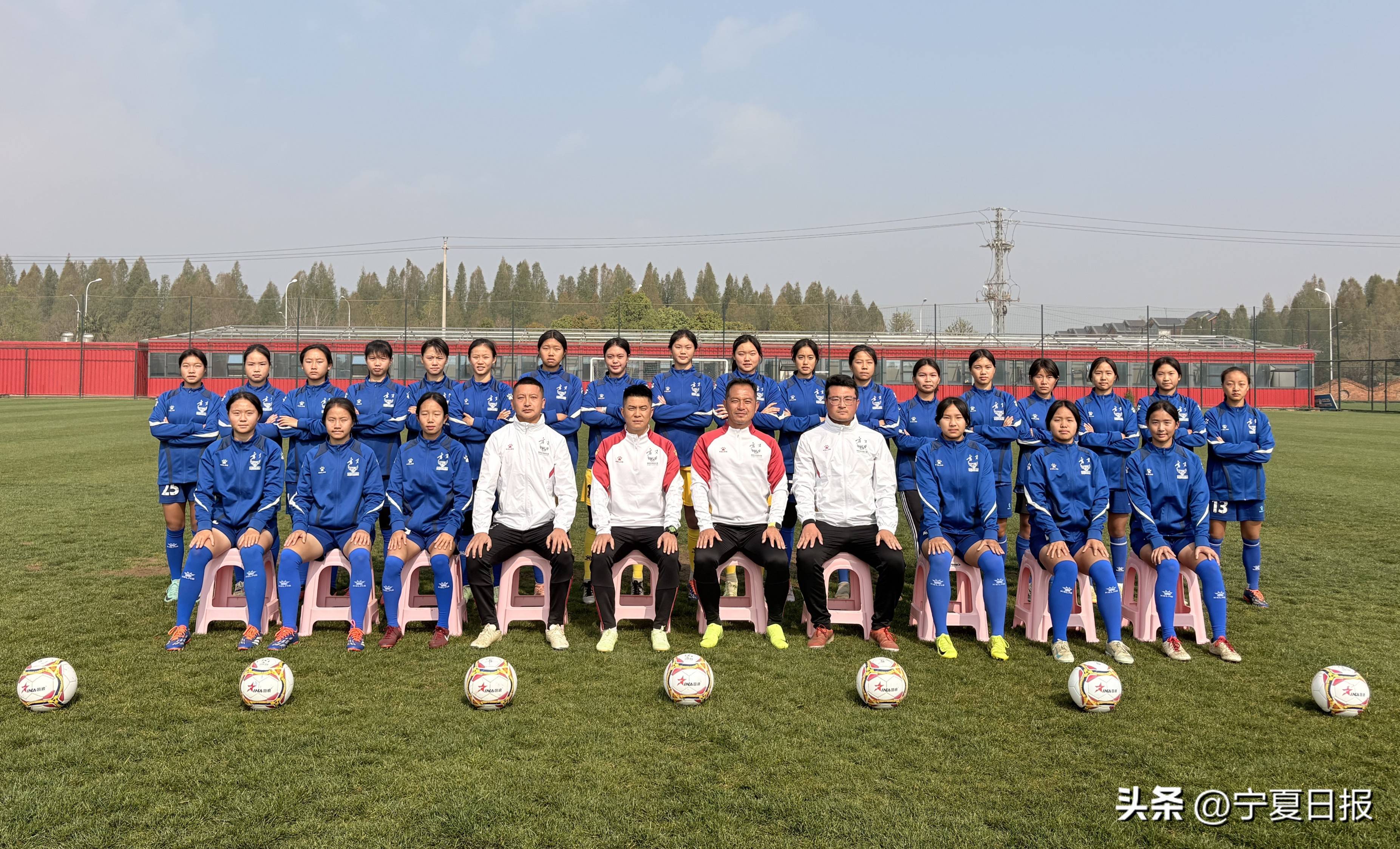 足球比赛中球队士气高涨,积极备战 足球比赛中球队士气高涨,积极备战