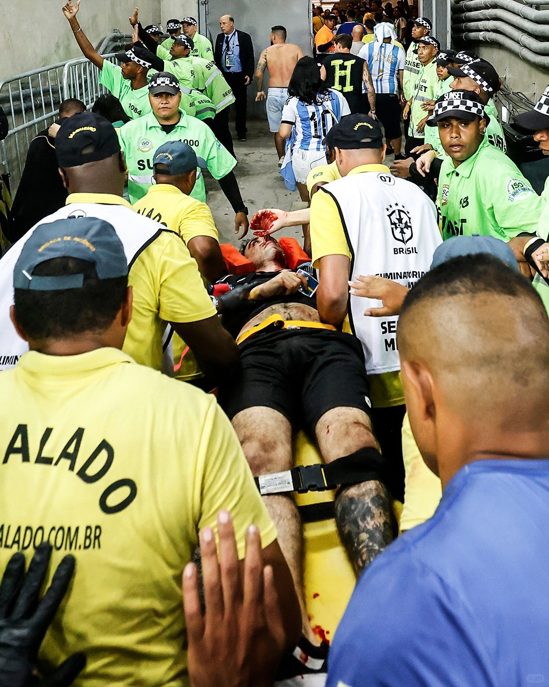 阿根廷退役传奇现身球场观战 阿根廷退役传奇现身球场观战