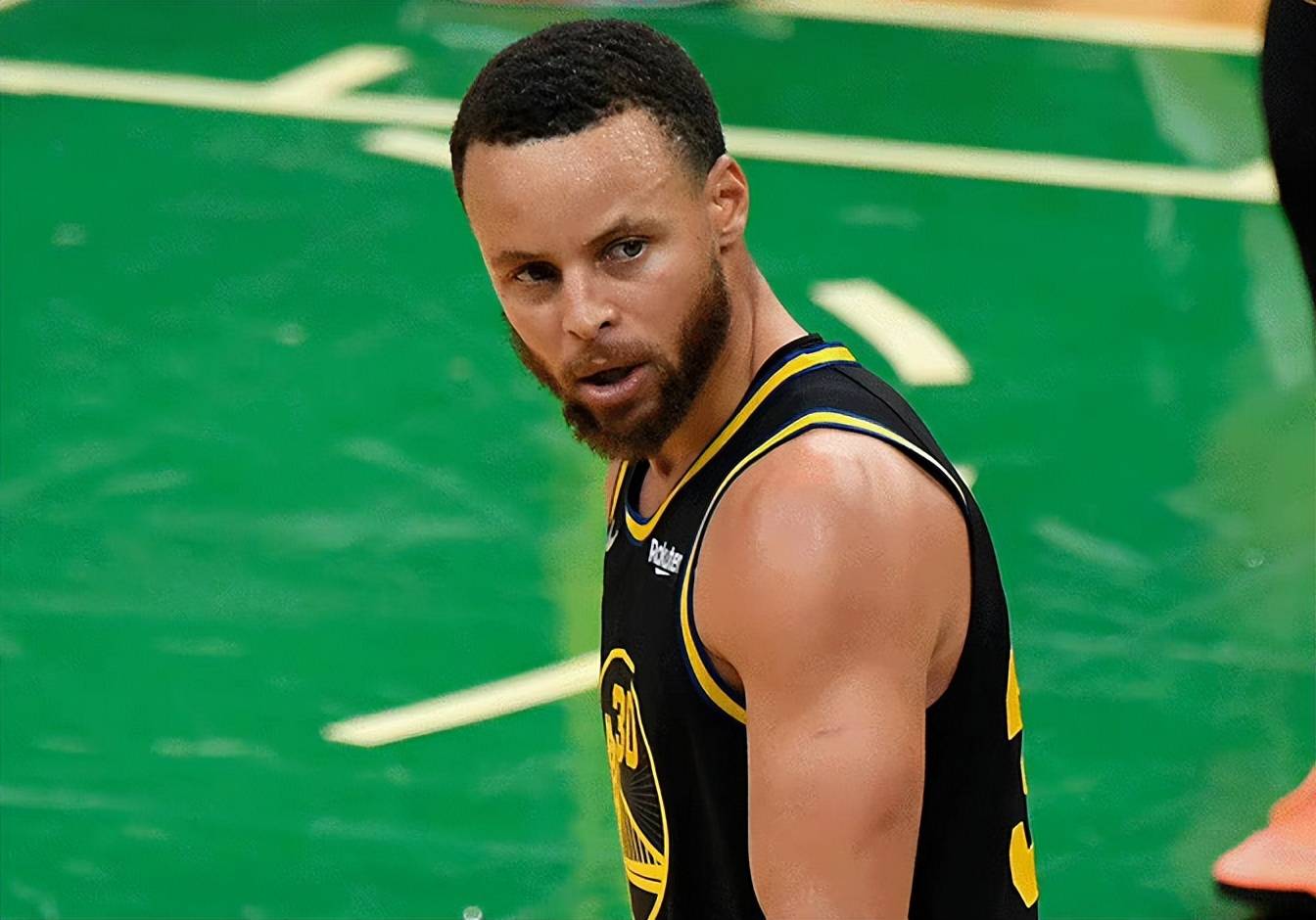 外线射手连中三分球,刷新连续命中纪录 外线射手连中三分球,刷新连续命中纪录