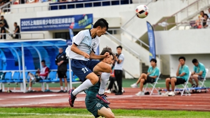 球员争夺胜利的激烈对决展开 球员争夺胜利的激烈对决展开