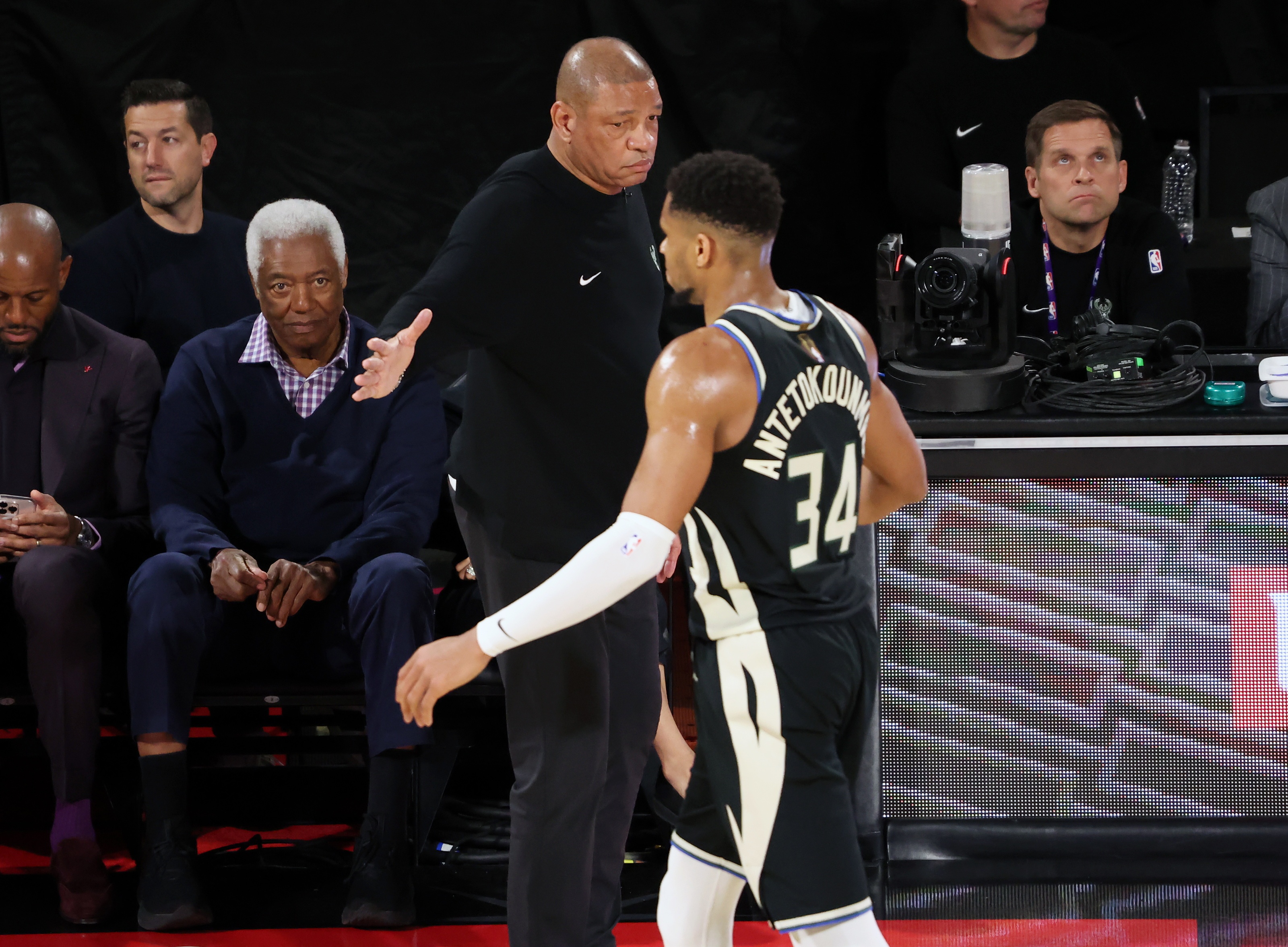 雄鹿队战胜黄蜂队,大放异彩的简单介绍 雄鹿队战胜黄蜂队,大放异彩的简单介绍