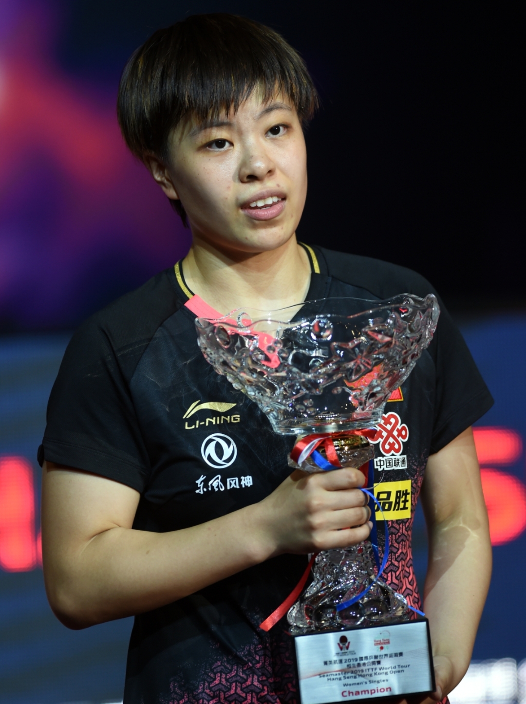 关于罗马尼亚游泳选手斩获第一金，雄赳赳气昂昂的信息