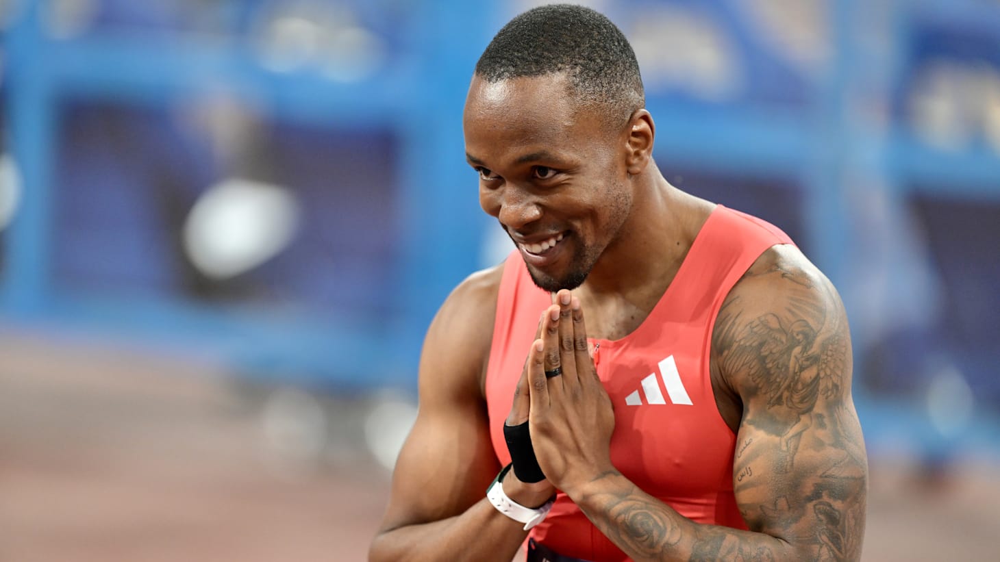 中东球员勇敢拼搏,赢得掌声 中东球员勇敢拼搏,赢得掌声